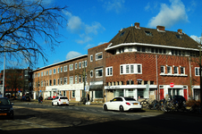 900720 Gezicht op de huizen Amsterdamsestraatweg 317 (rechts) -hoger te Utrecht, met rechts het Van Beuningenplein.